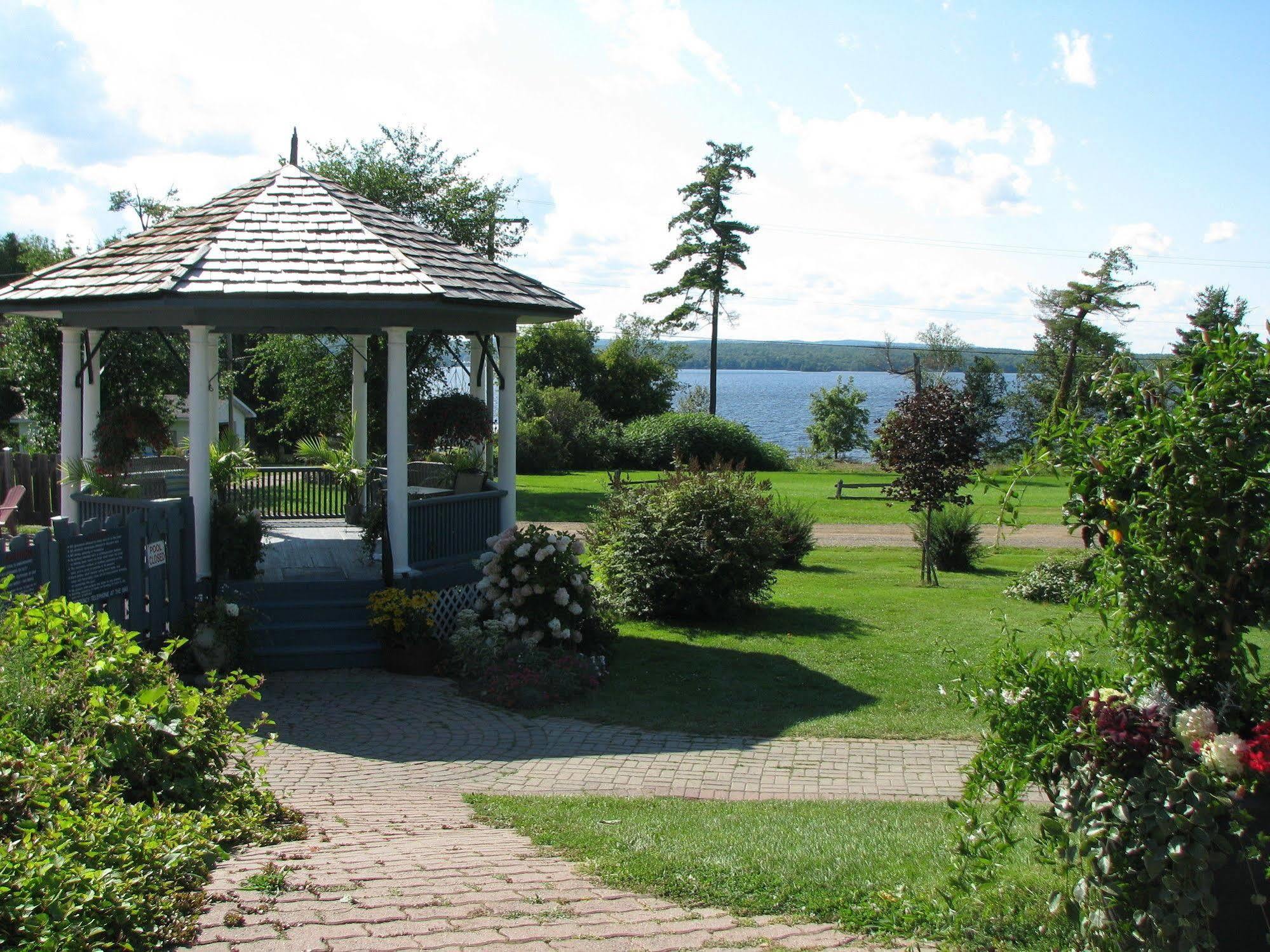 Highlands Four Season Resort Calabogie エクステリア 写真